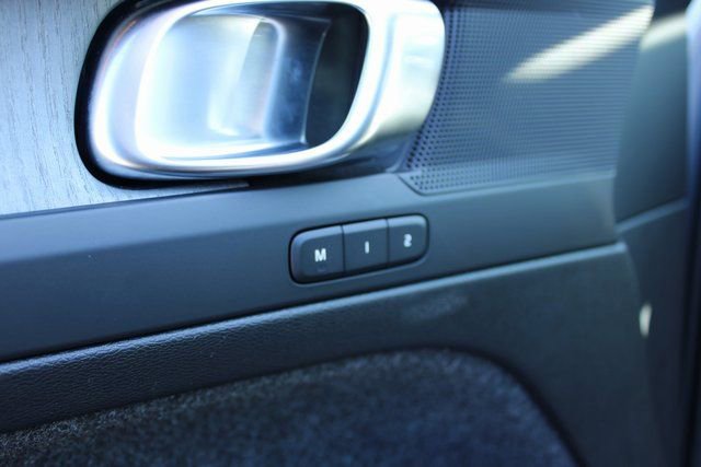 Used 2025 Volvo XC40 B5 Plus image 12