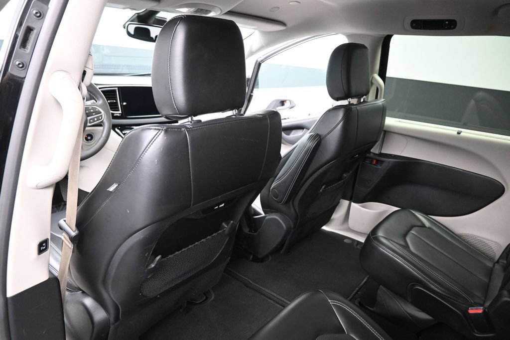 Used 2024 Chrysler Pacifica Touring-L FWD image 22