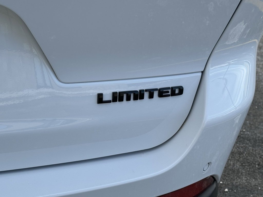 Used 2024 Jeep Grand Cherokee L Limited w/ Black Appearance Package image 30