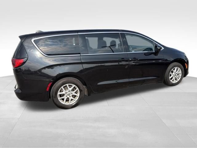 Used 2017 Chrysler Pacifica Touring FWD image 12