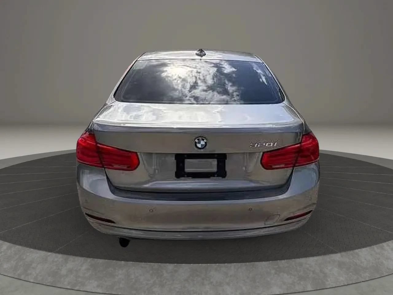 Used 2017 BMW 320i Sedan RWD image 4