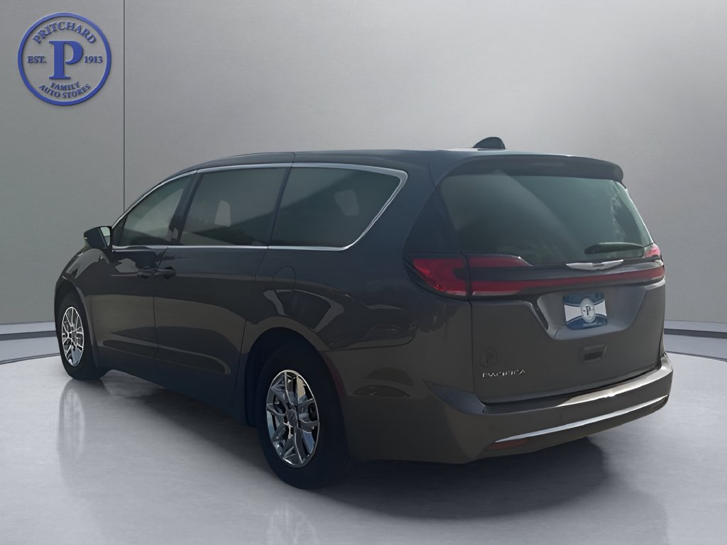 Used 2023 Chrysler Pacifica Touring-L FWD image 5