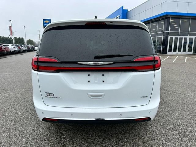 Used 2023 Chrysler Pacifica Touring-L image 4