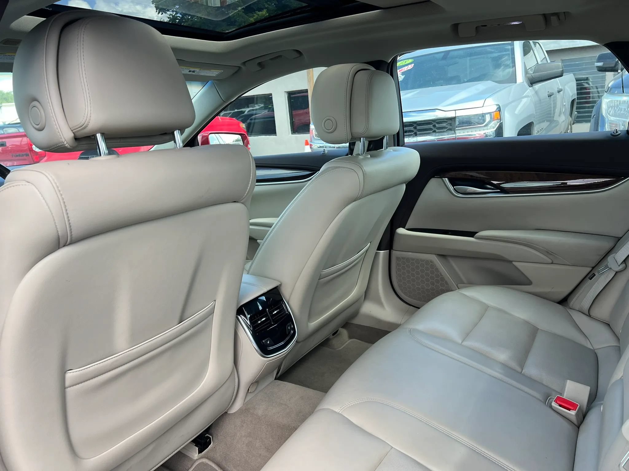 Used 2013 Cadillac XTS Luxury FWD image 10