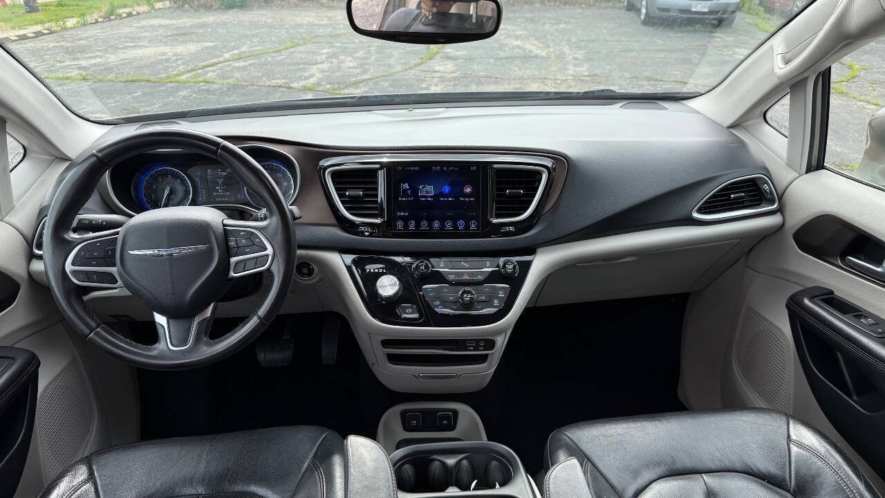 Used 2017 Chrysler Pacifica Touring-L w/ Tire & Wheel Group FWD image 9