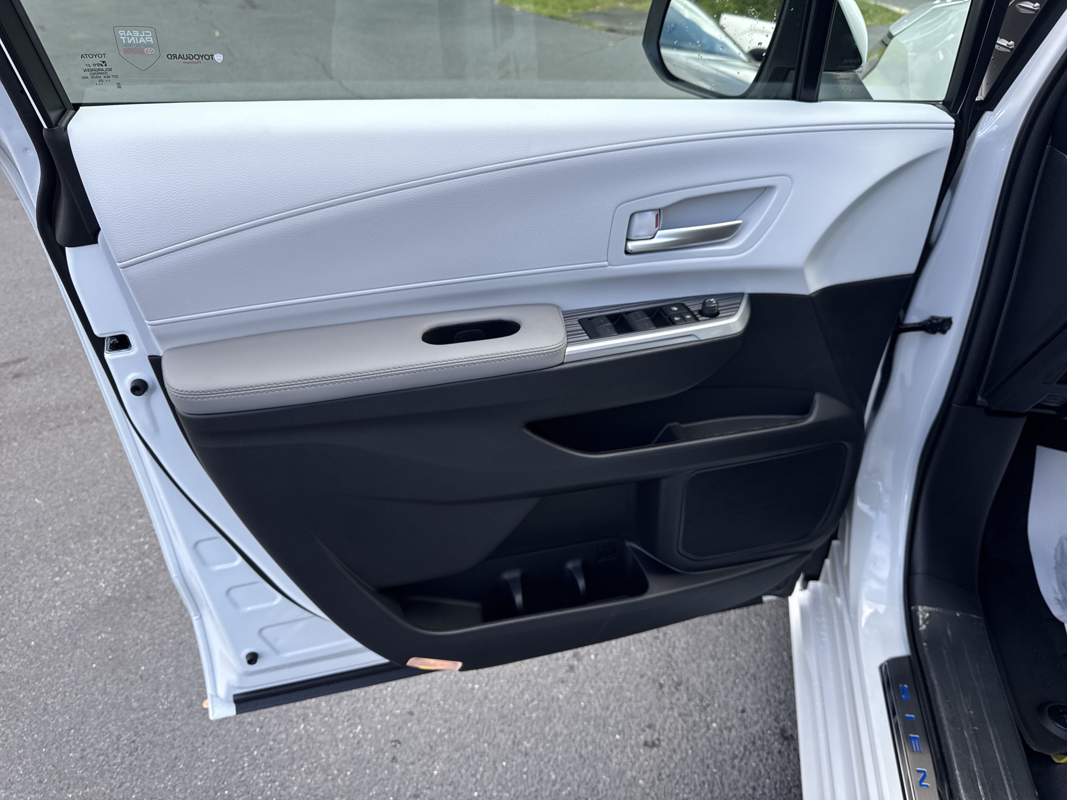 New 2025 Toyota Sienna XLE FWD image 23