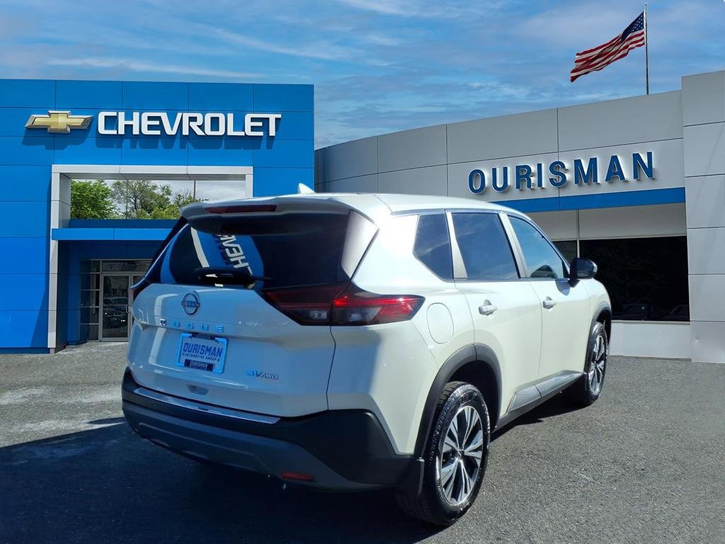 Used 2023 Nissan Rogue SV image 3
