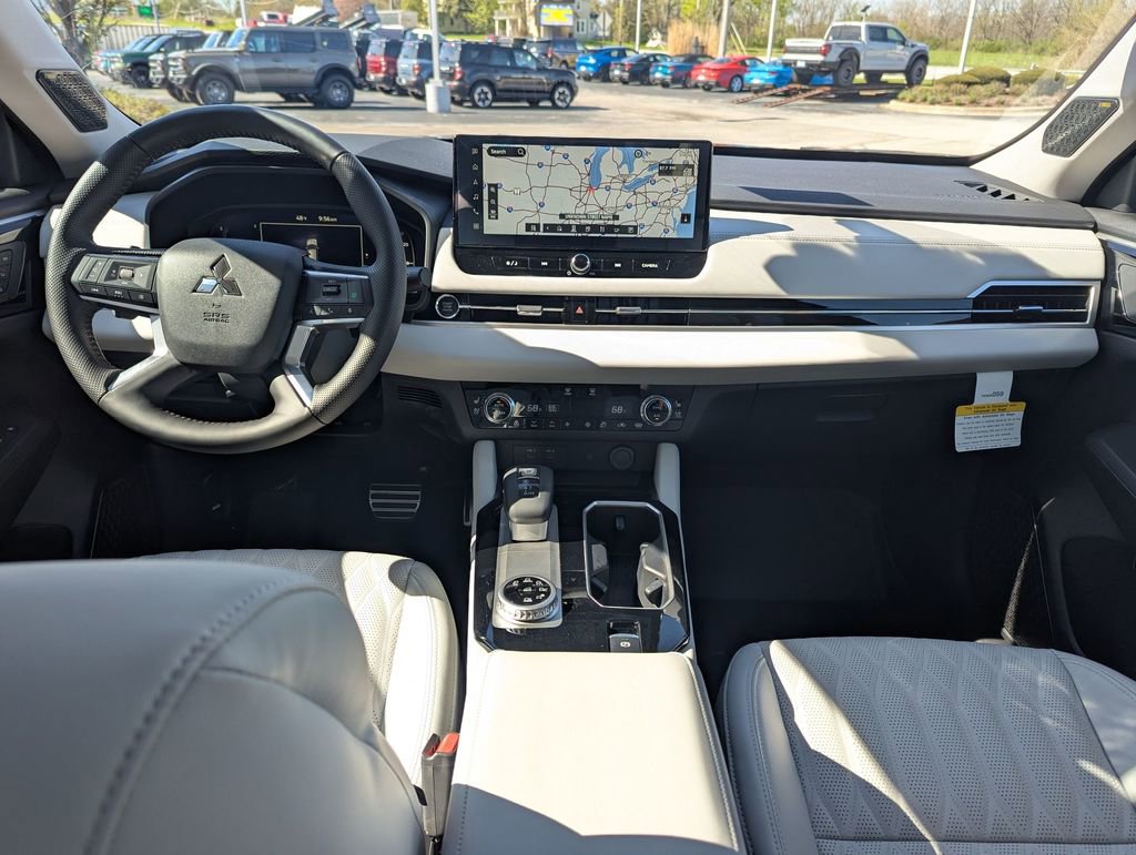 Used 2025 Mitsubishi Outlander AWD image 24
