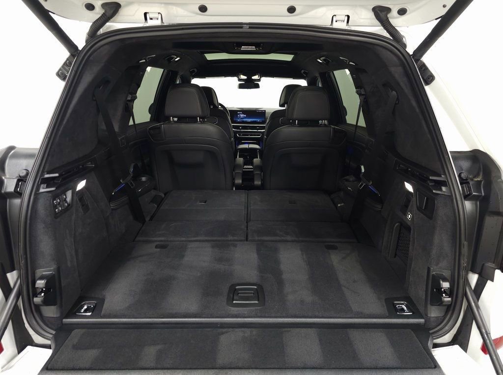 Used 2025 BMW X7 M60i w/ Climate Comfort Package image 8