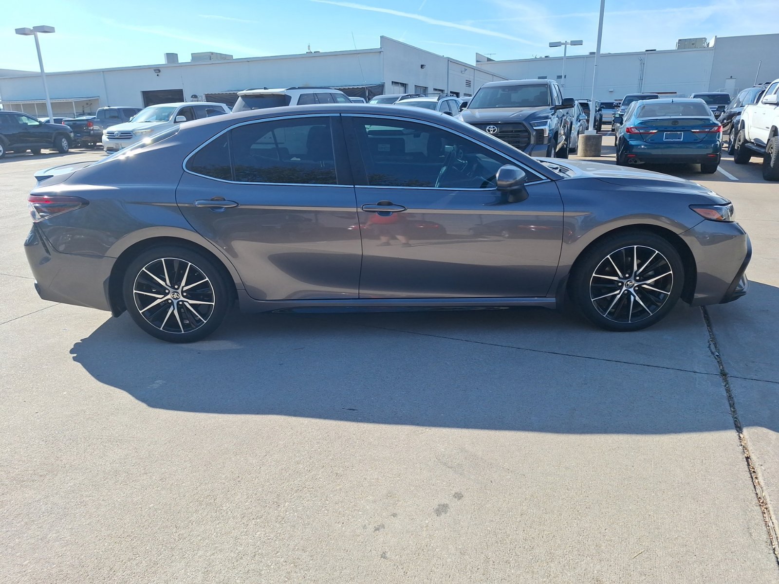Used 2021 Toyota Camry SE FWD image 7
