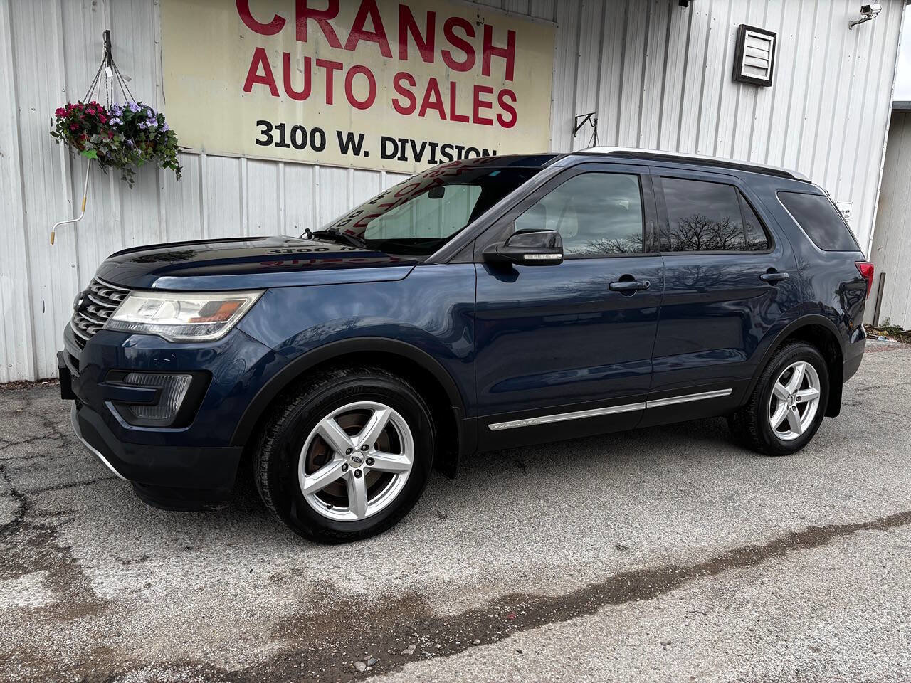 Used 2016 Ford Explorer XLT image 3