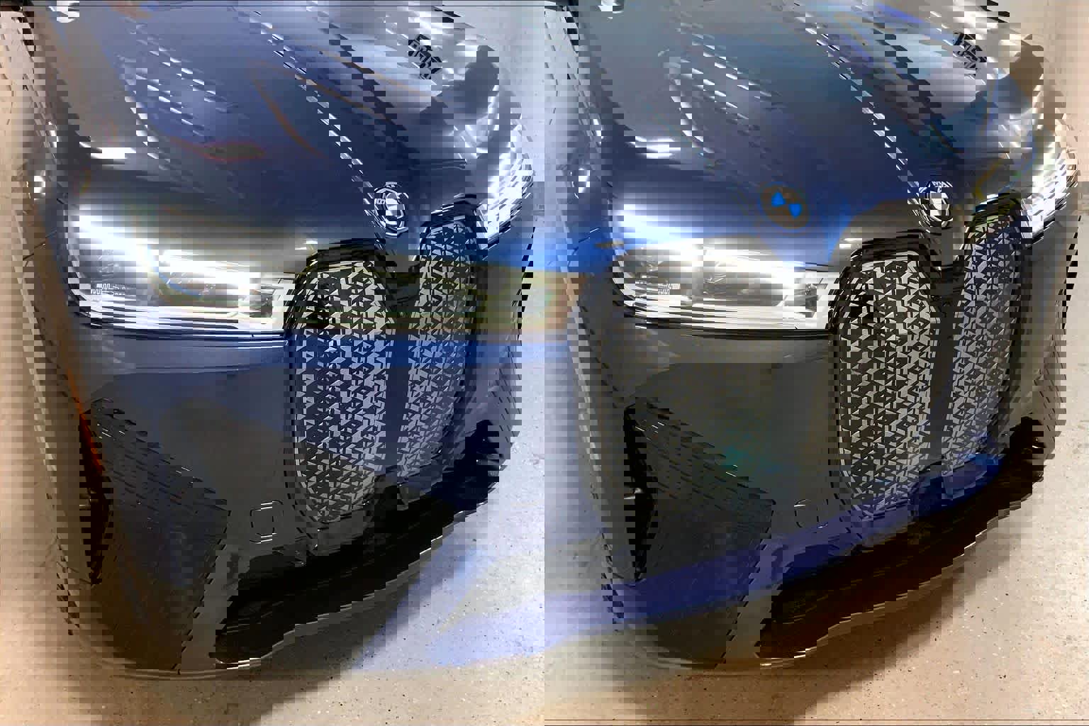 Used 2023 BMW iX xDrive50 w/ Premium Package image 32