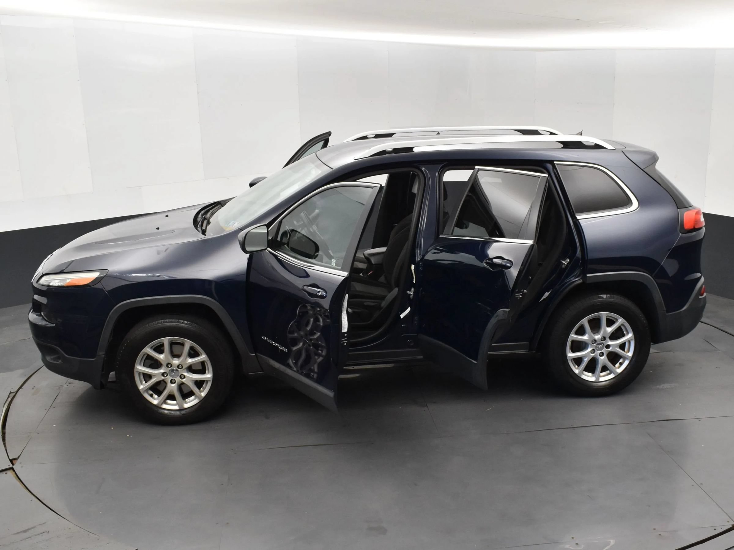Used 2014 Jeep Cherokee Latitude w/ Cold Weather Group AWD/4WD image 6