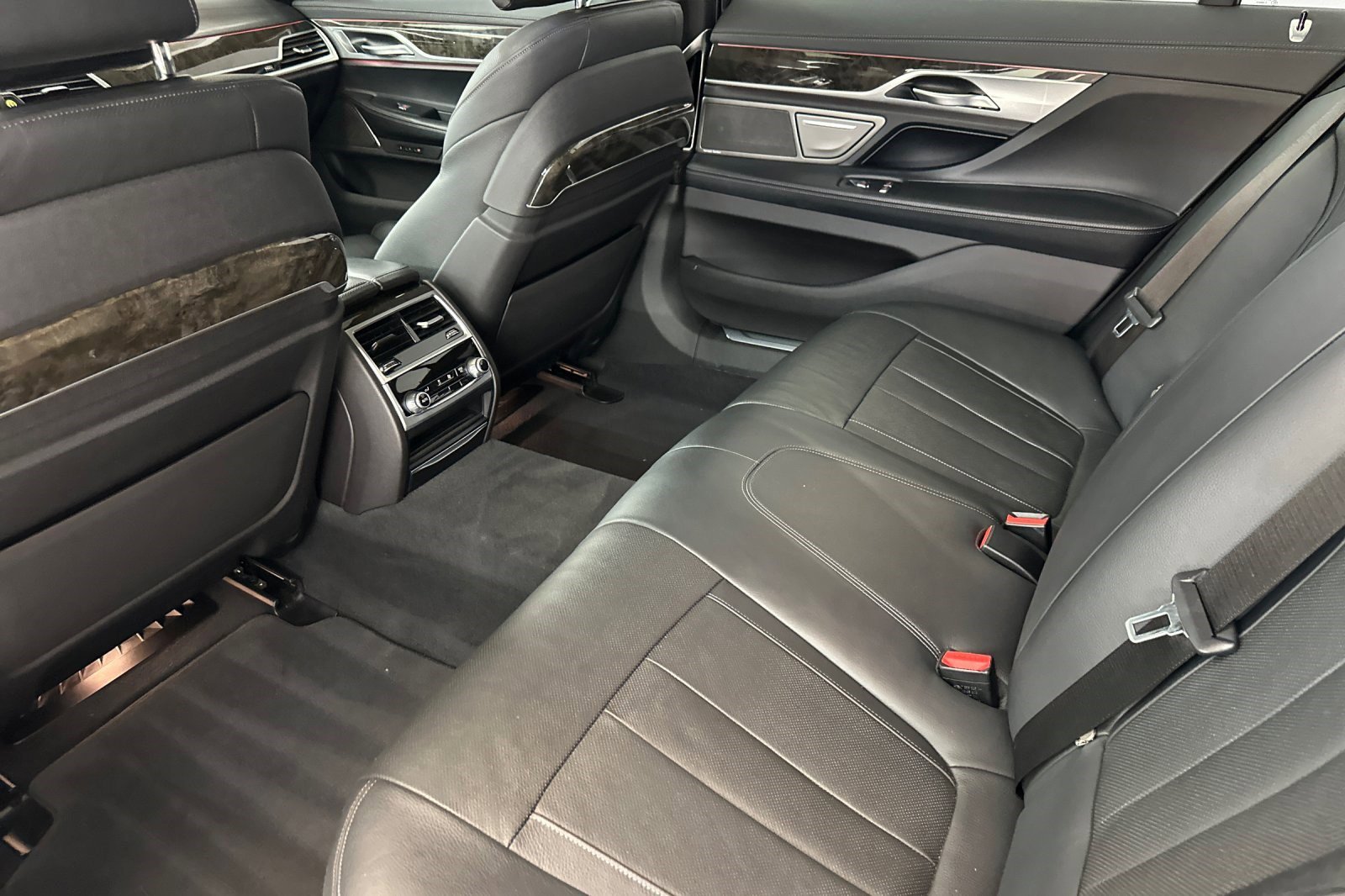 Used 2022 BMW 740i w/ M Sport Package RWD image 27