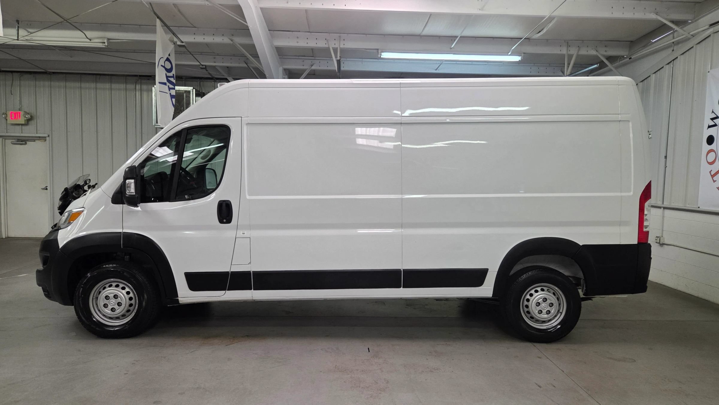 Used 2025 RAM ProMaster 2500 w/ Convenience Group FWD image 3