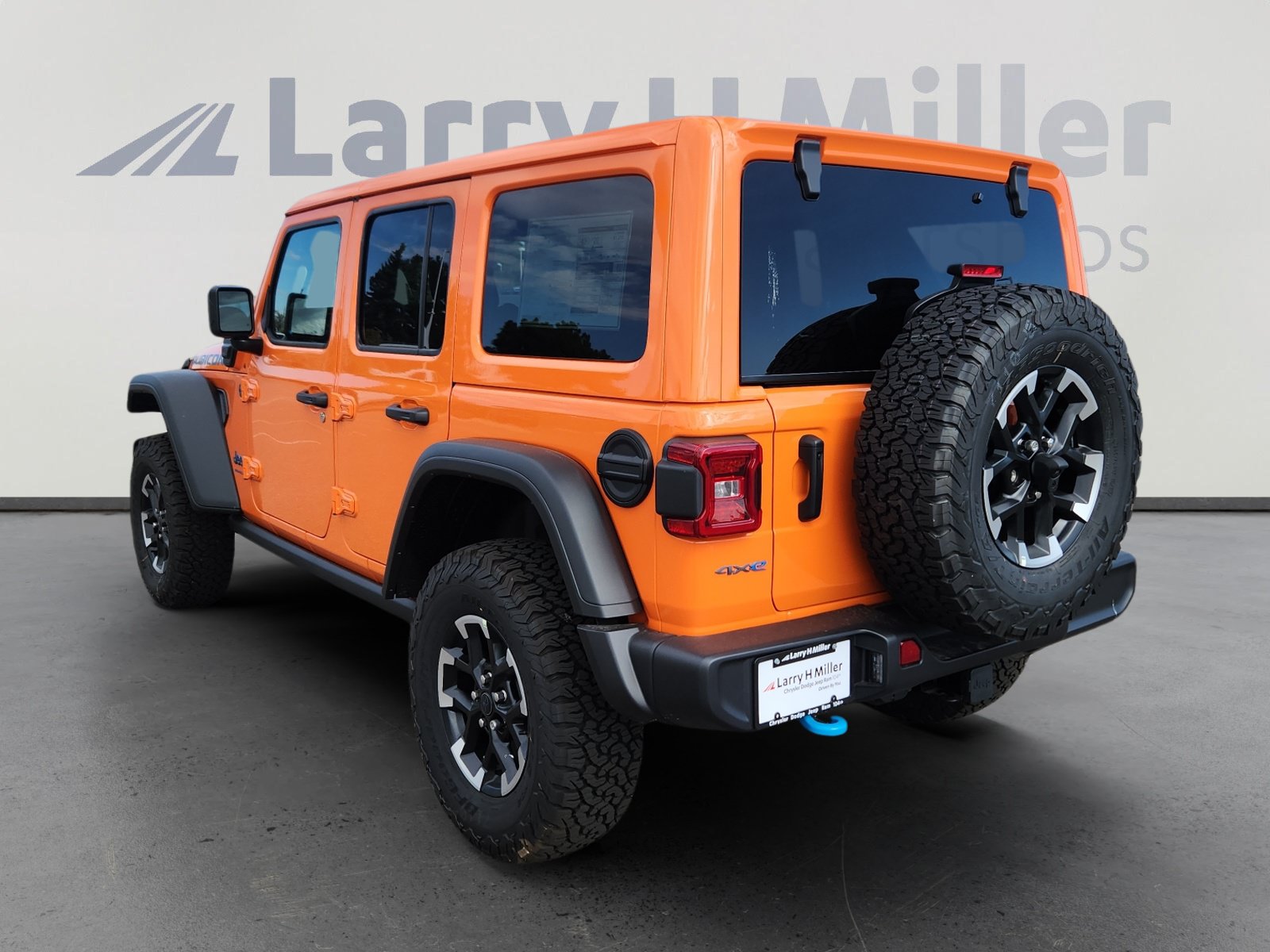 New 2025 Jeep Wrangler Unlimited Rubicon 4xe w/ Convenience Group AWD/4WD image 4