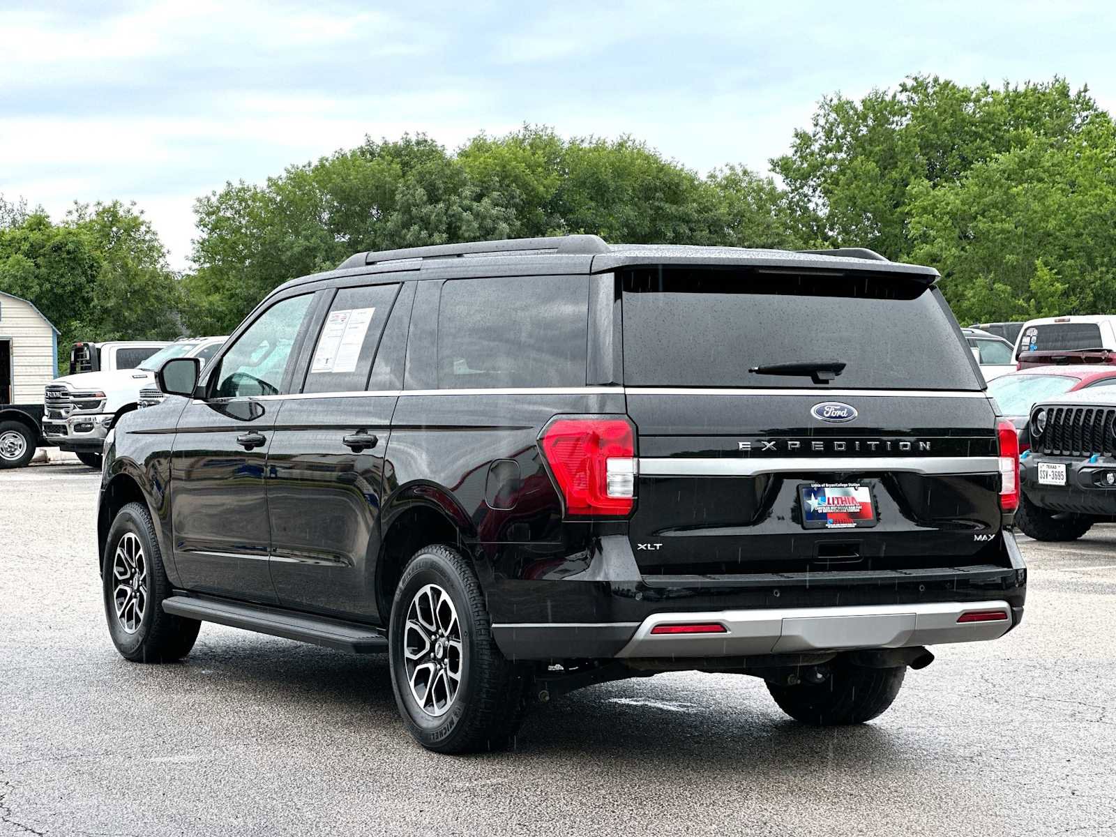 Used 2024 Ford Expedition Max XLT image 13