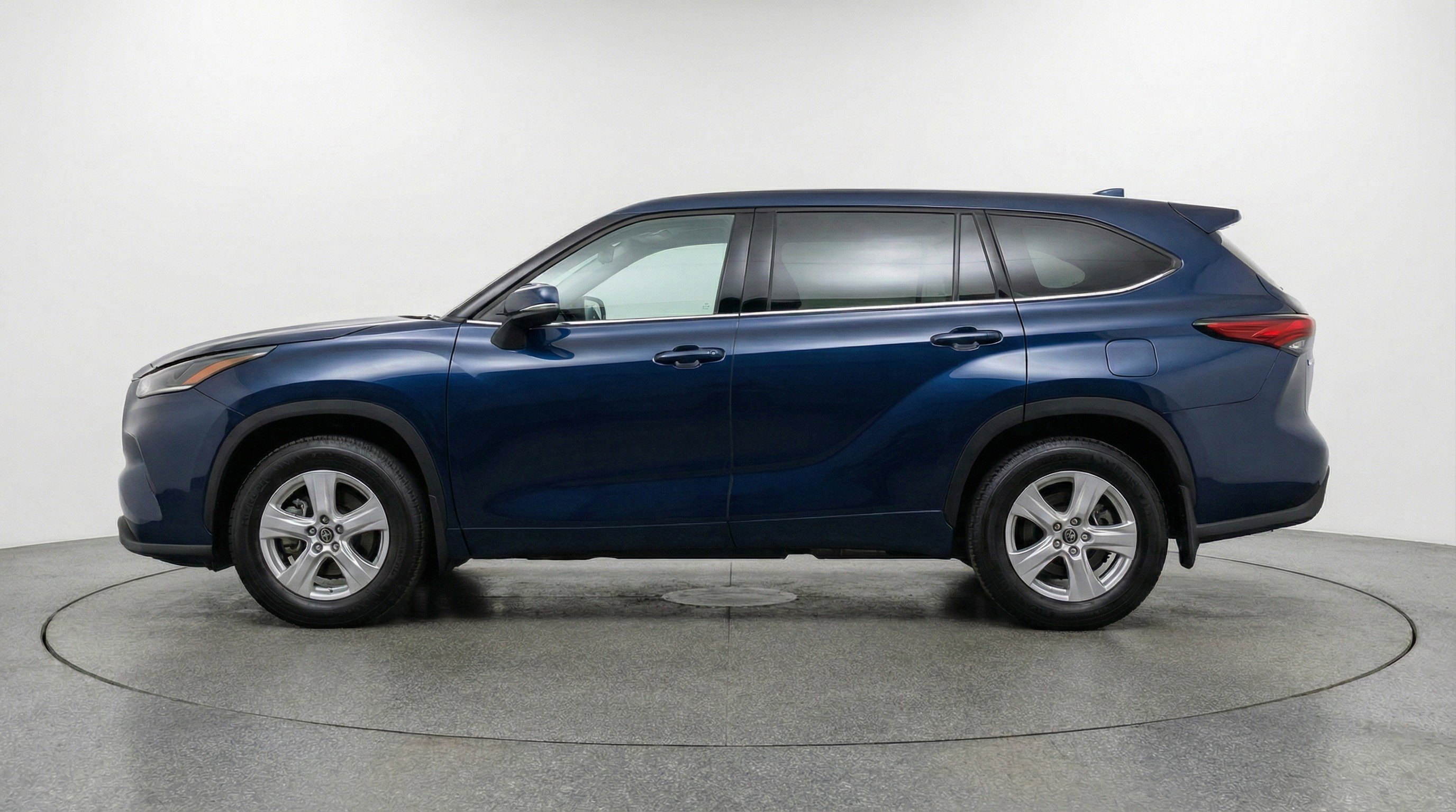 Used 2025 Toyota Highlander LE image 5