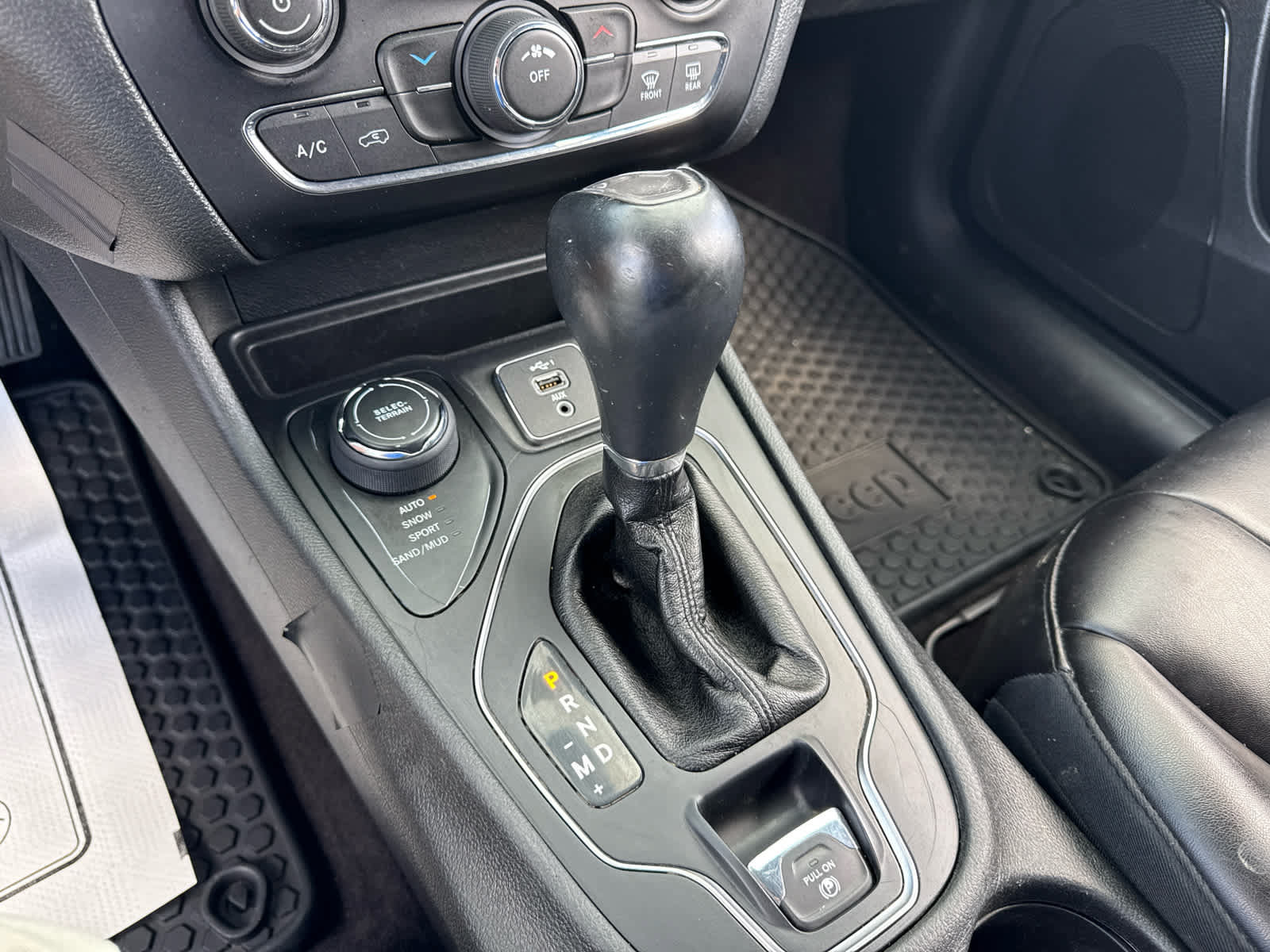 Used 2019 Jeep Cherokee Latitude Plus w/ Cold Weather Group AWD/4WD image 19