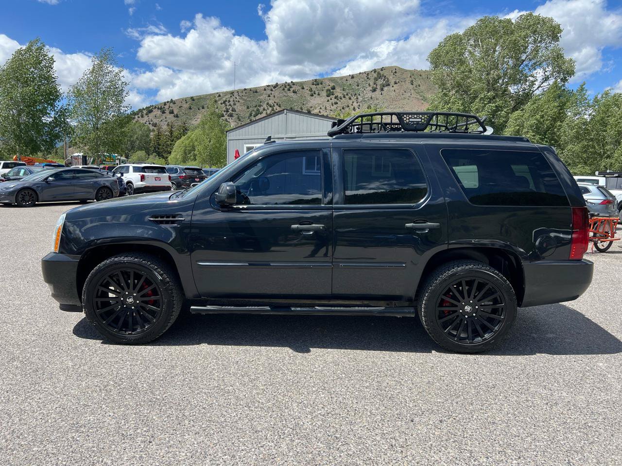 Used 2011 Cadillac Escalade Luxury AWD/4WD image 2