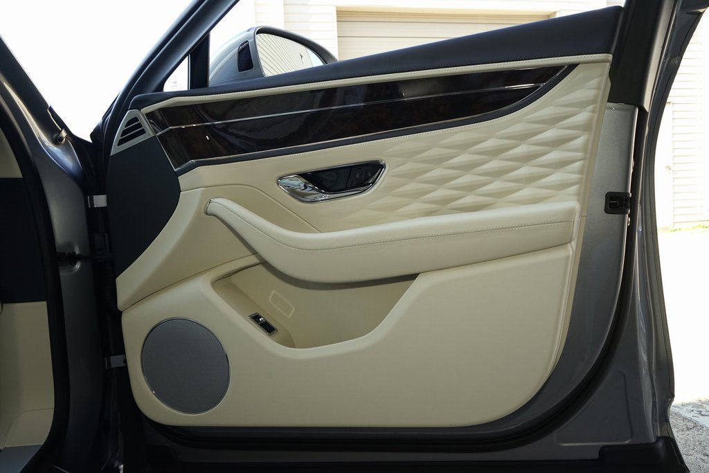 Used 2021 Bentley Flying Spur V8 image 27
