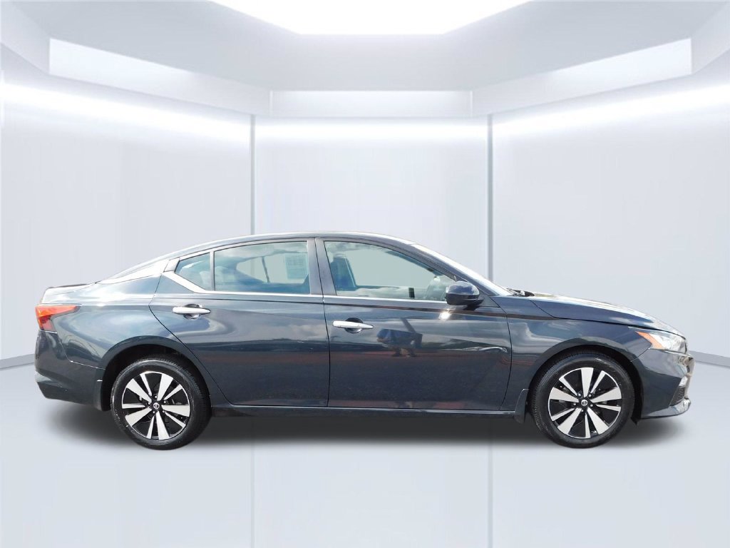 Used 2022 Nissan Altima 2.5 SV AWD/4WD image 2