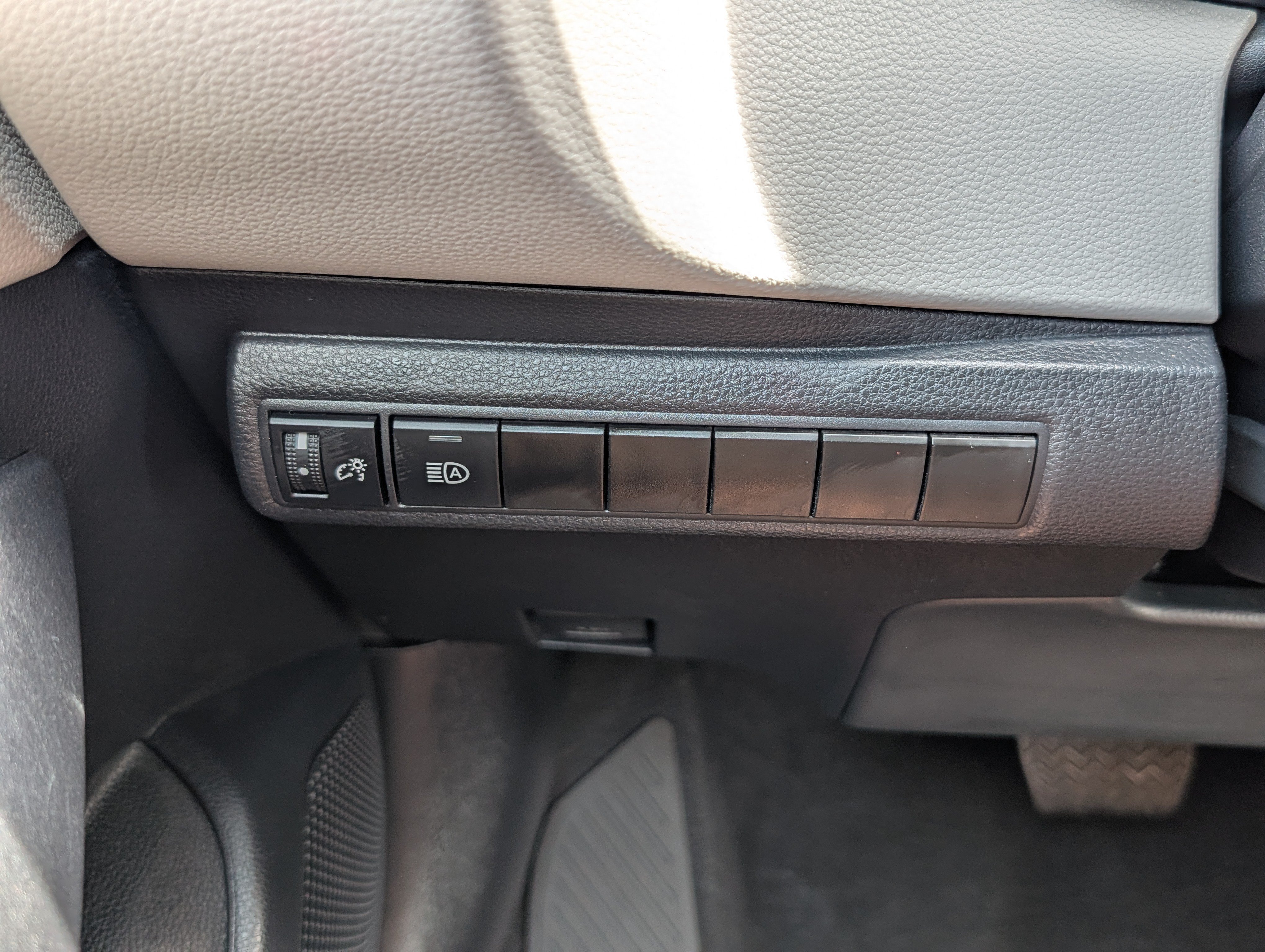 Used 2025 Toyota Corolla LE w/ LE Premium Package FWD image 26