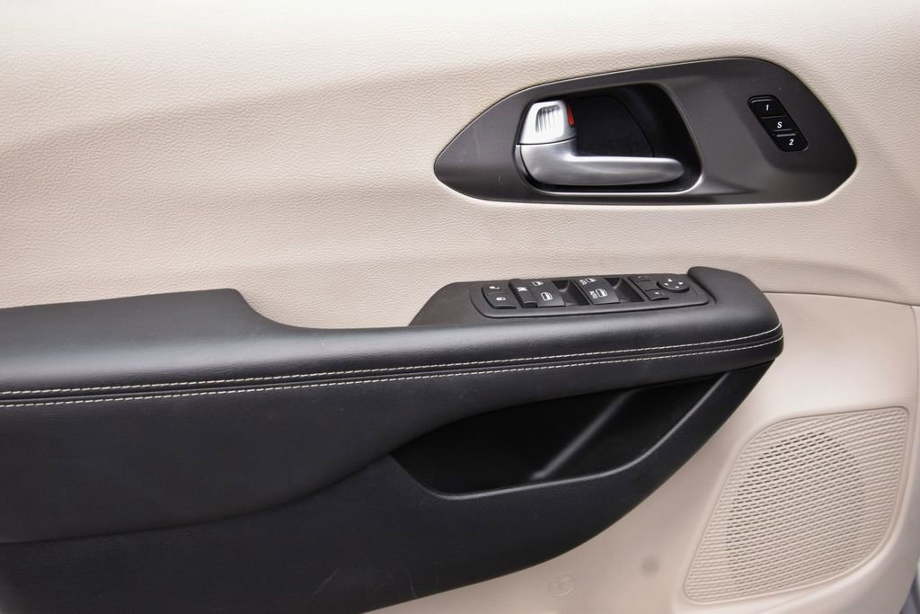 Used 2024 Chrysler Pacifica Touring-L image 23