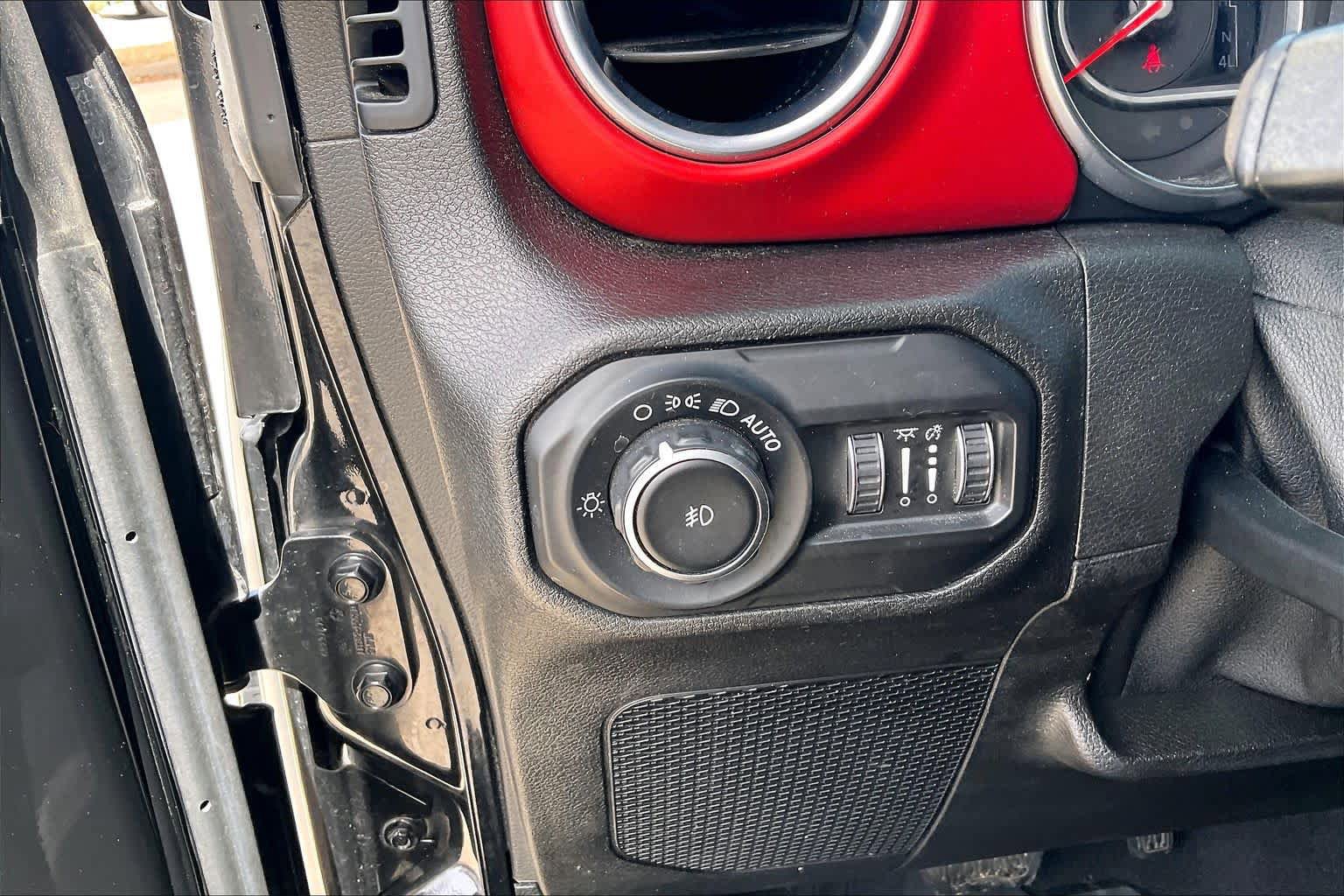 Used 2019 Jeep Wrangler Unlimited Rubicon w/ Dual Top Group AWD/4WD image 32