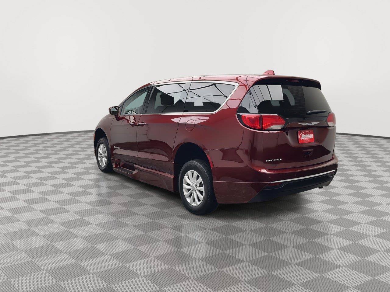 Used 2018 Chrysler Pacifica Touring Plus FWD image 33
