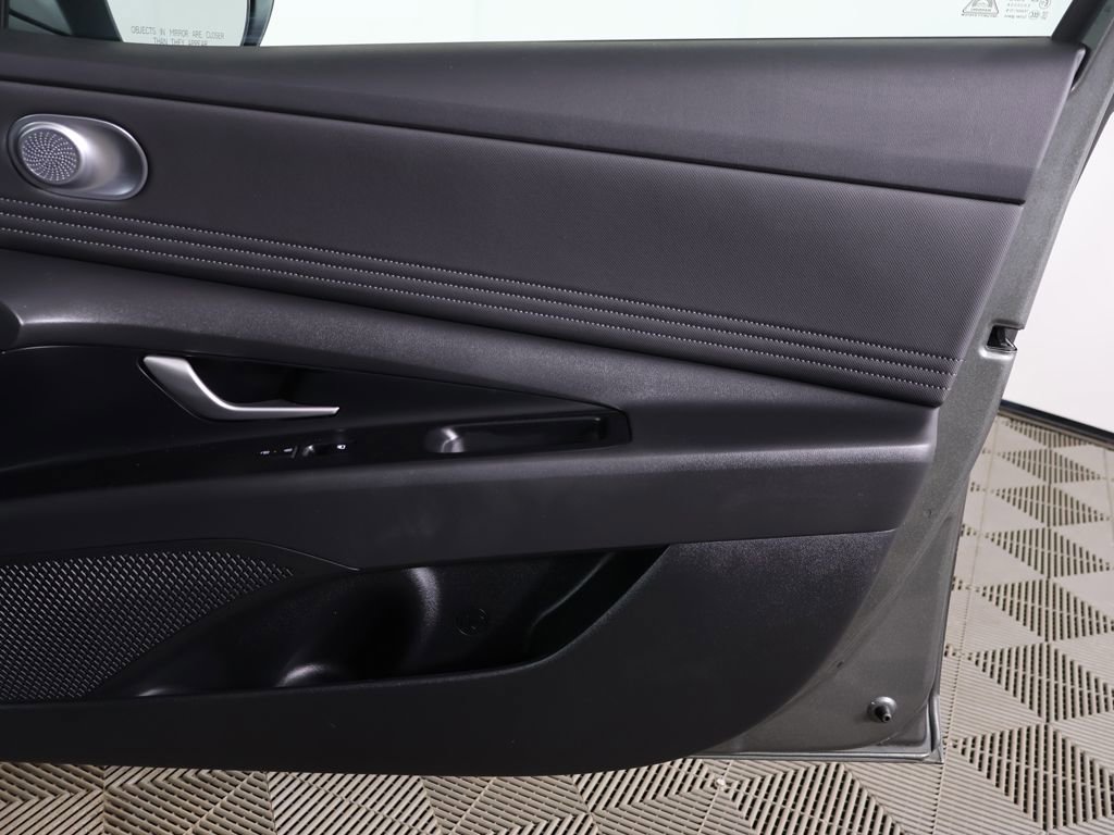 Used 2025 Hyundai Elantra Limited FWD image 38