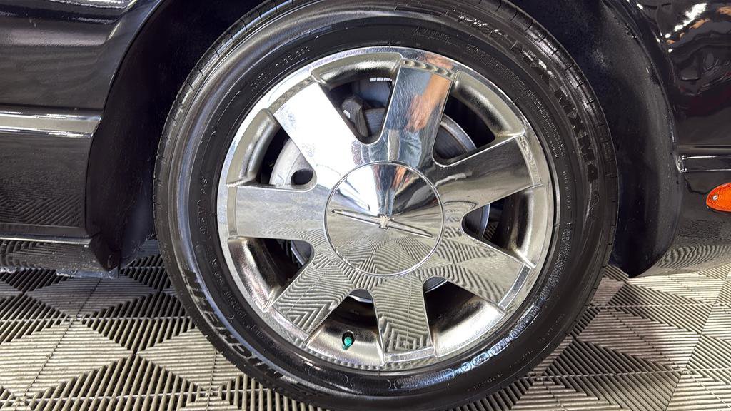 Used 2003 Ford Thunderbird image 28