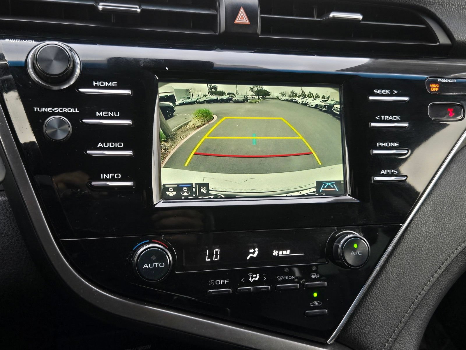 Used 2018 Toyota Camry SE w/ Moonroof Package FWD image 12