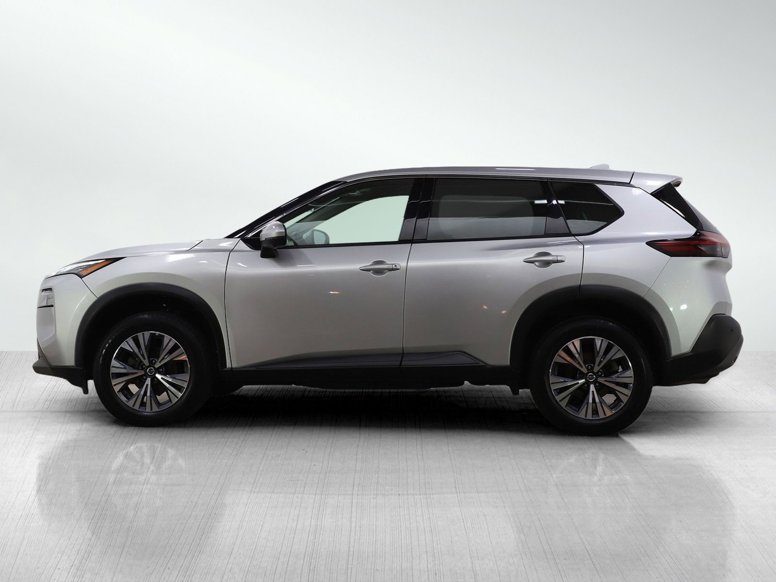 Used 2021 Nissan Rogue SV image 2