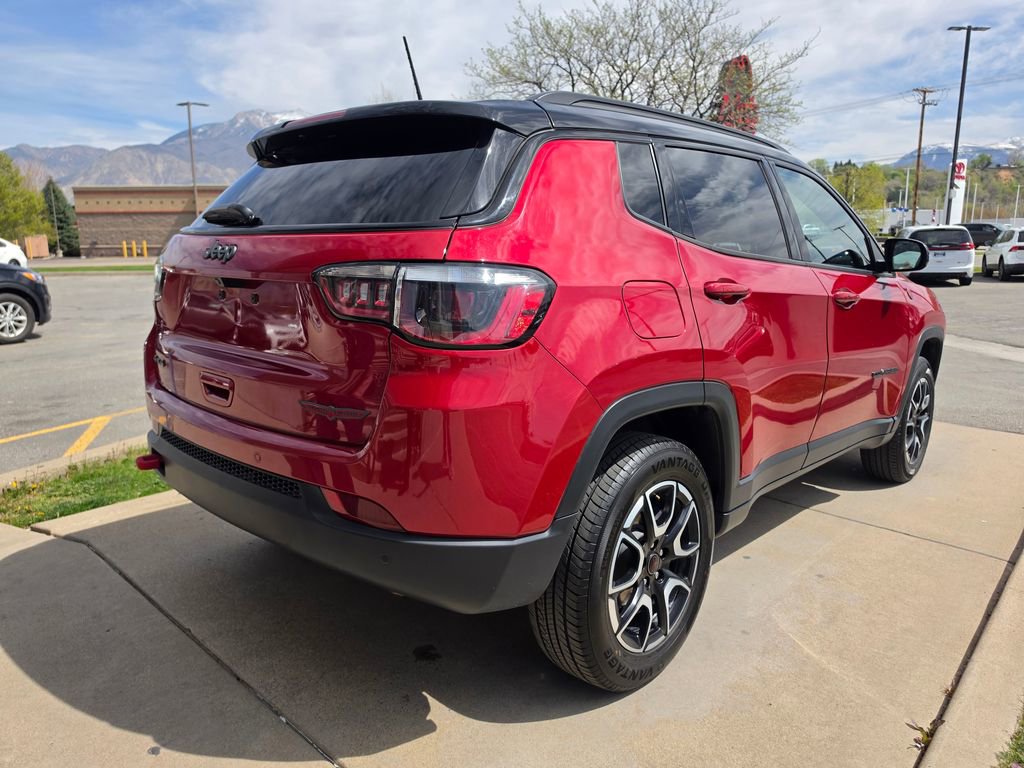 Used 2025 Jeep Compass Trailhawk image 5