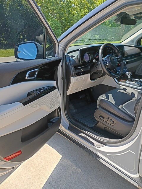 Used 2024 Kia Carnival EX FWD image 10