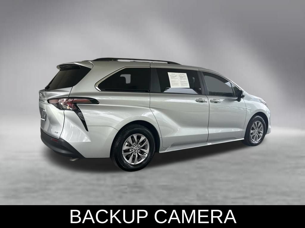 Used 2025 Toyota Sienna XLE FWD image 4