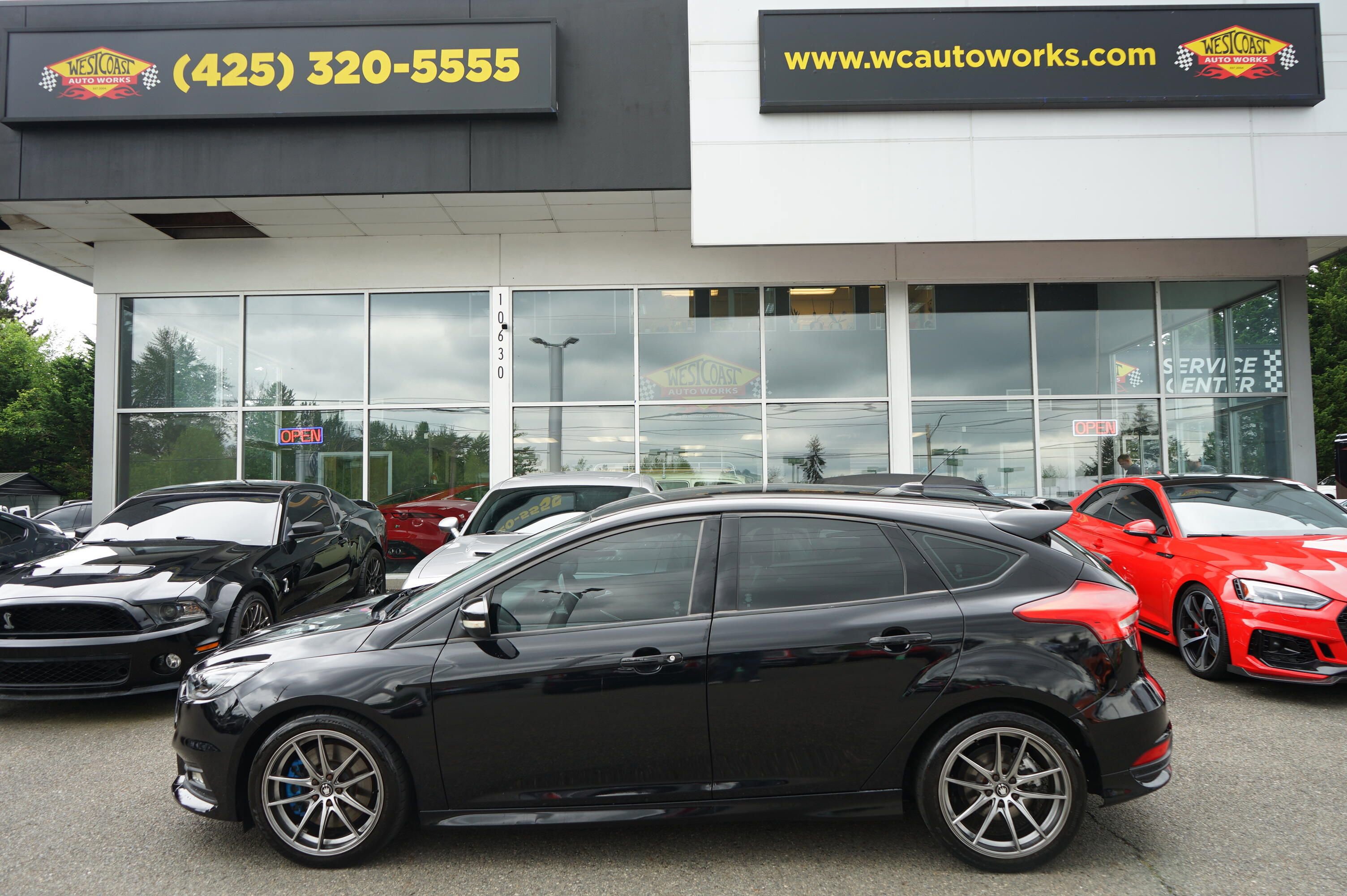 Used 2018 Ford Focus ST FWD image 2