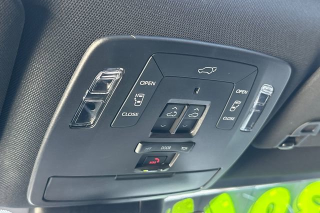 Used 2025 Toyota Sienna Limited image 36