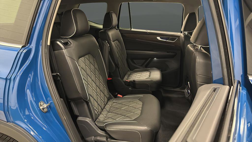 Used 2025 Volkswagen Atlas SEL Premium R-Line image 25