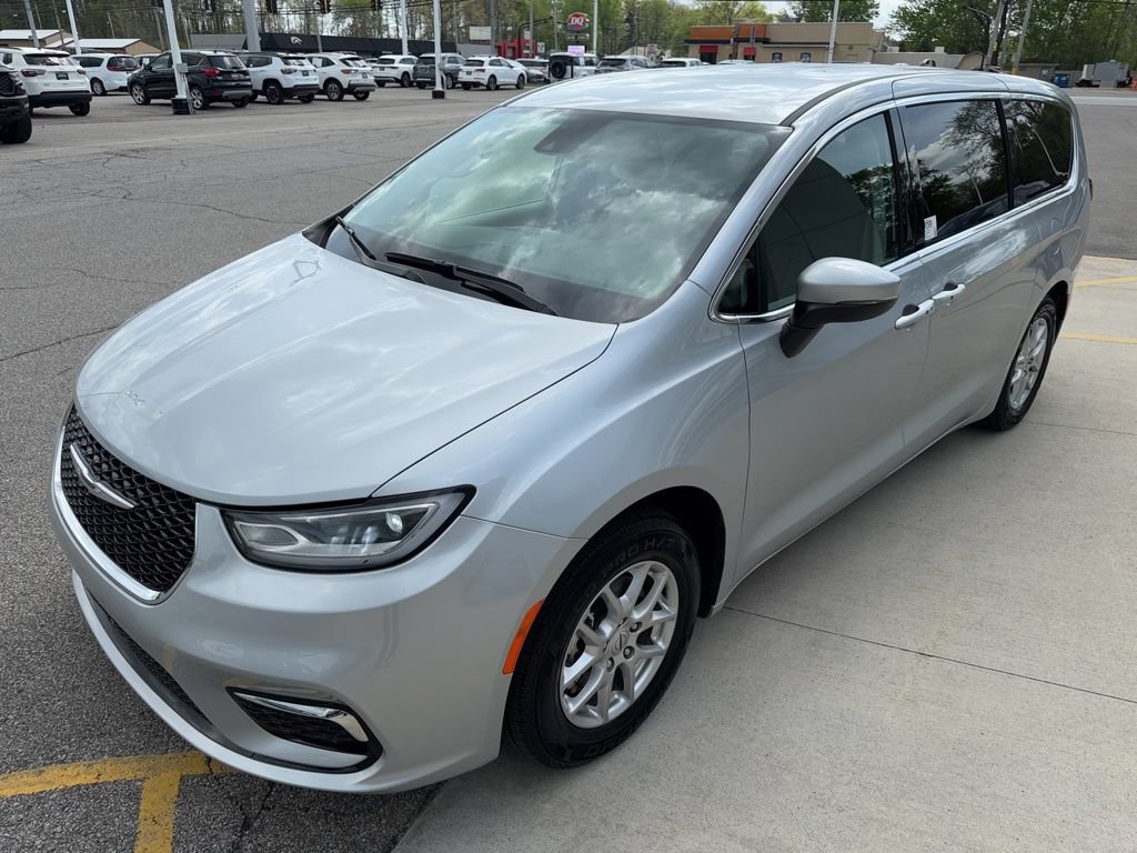 Used 2023 Chrysler Pacifica Touring-L FWD image 11