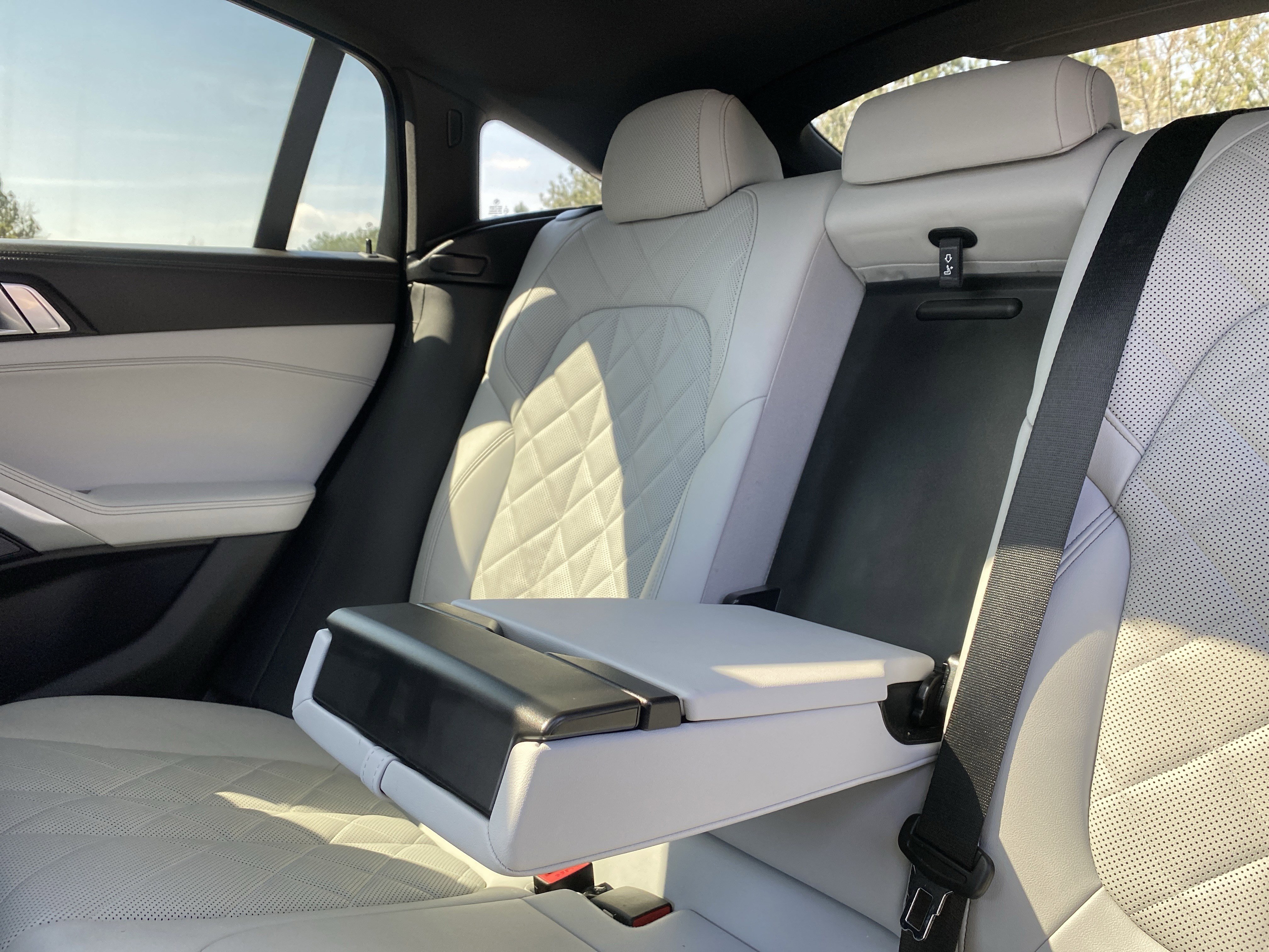 Used 2024 BMW X6 xDrive40i w/ M Sport Professional Package image 25