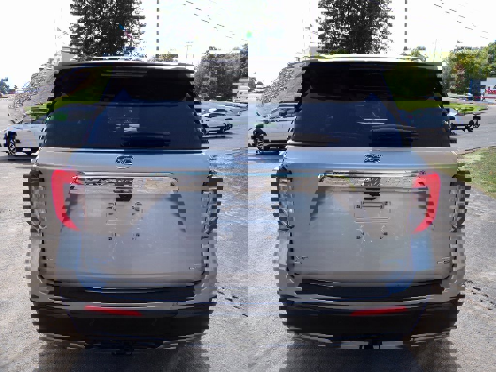 Used 2020 Ford Explorer XLT w/ Equipment Group 202A image 12