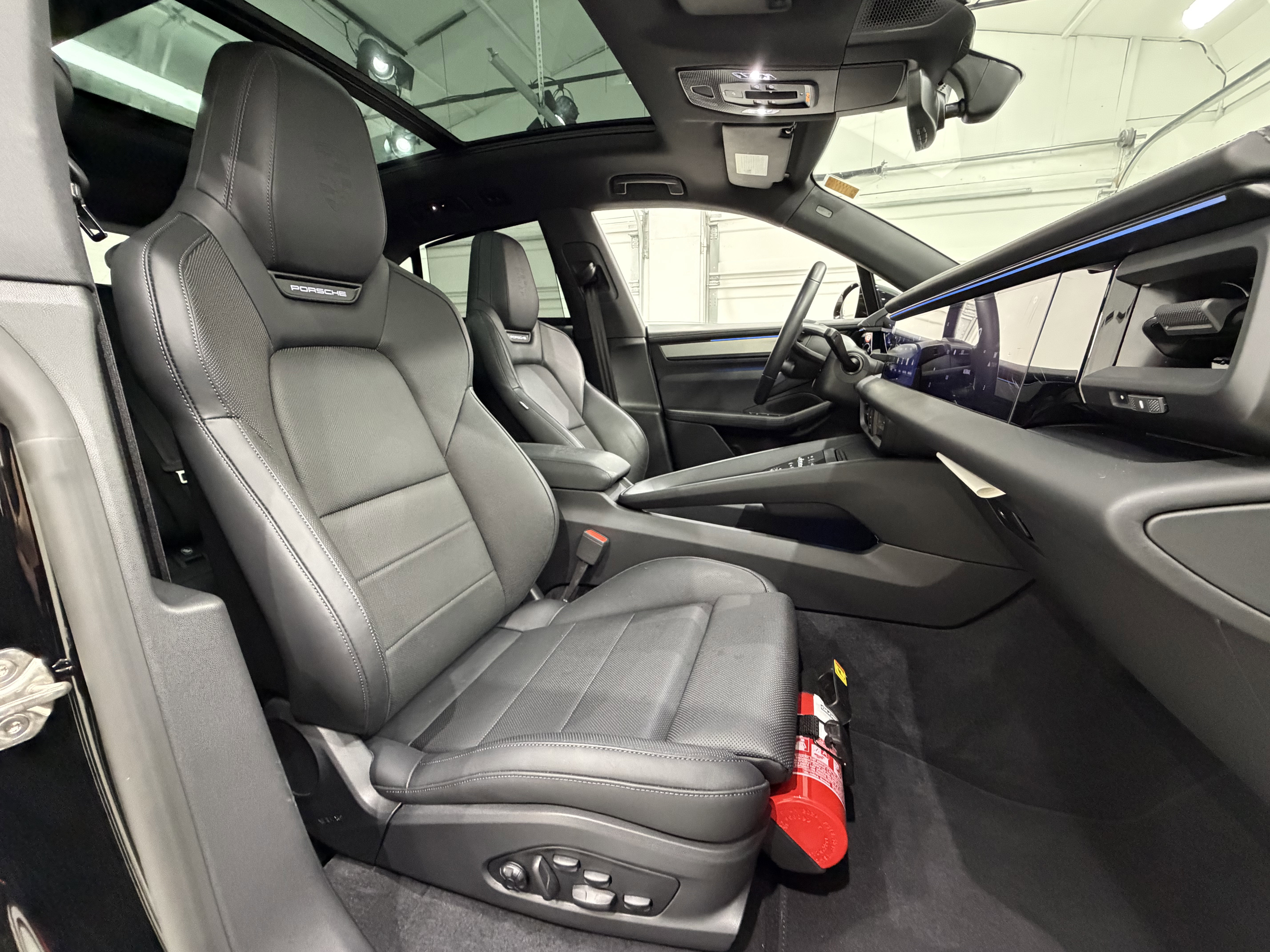 Certified 2025 Porsche Macan 4S Electric AWD/4WD image 27