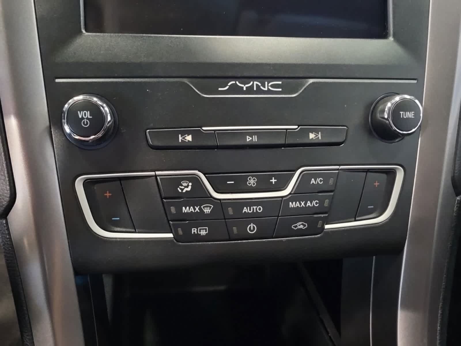 Used 2020 Ford Fusion SE FWD image 26