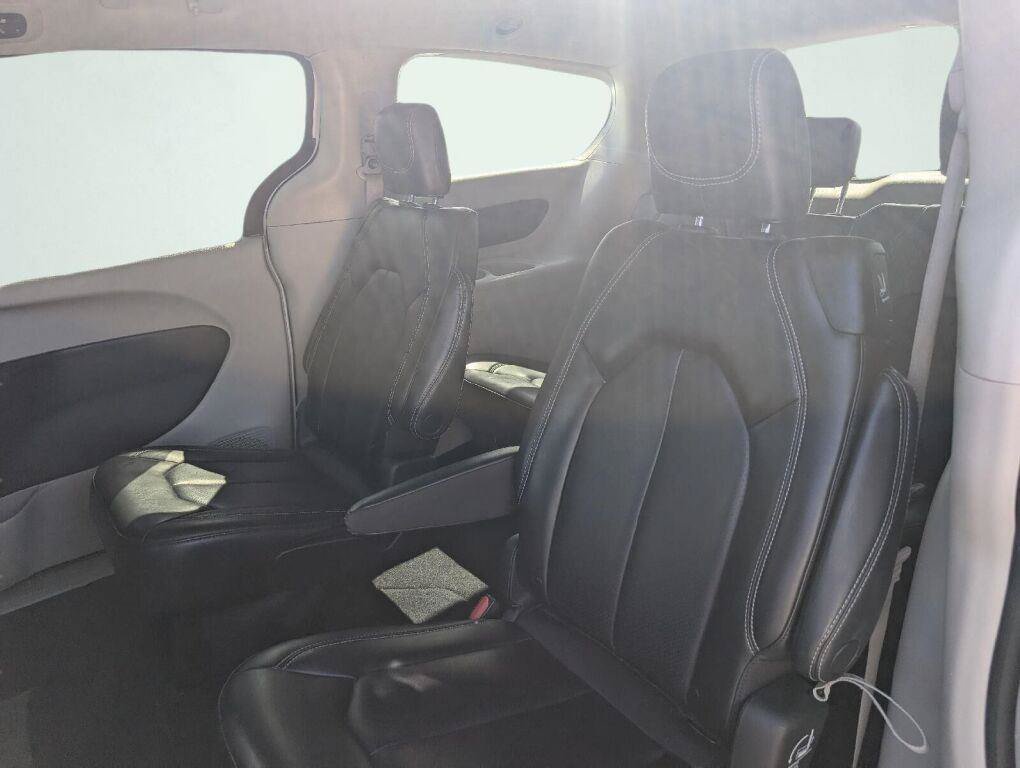 Used 2023 Chrysler Pacifica Touring-L FWD image 36
