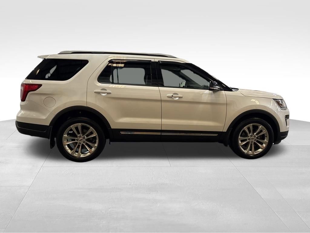 Used 2018 Ford Explorer XLT w/ Equipment Group 202A image 6