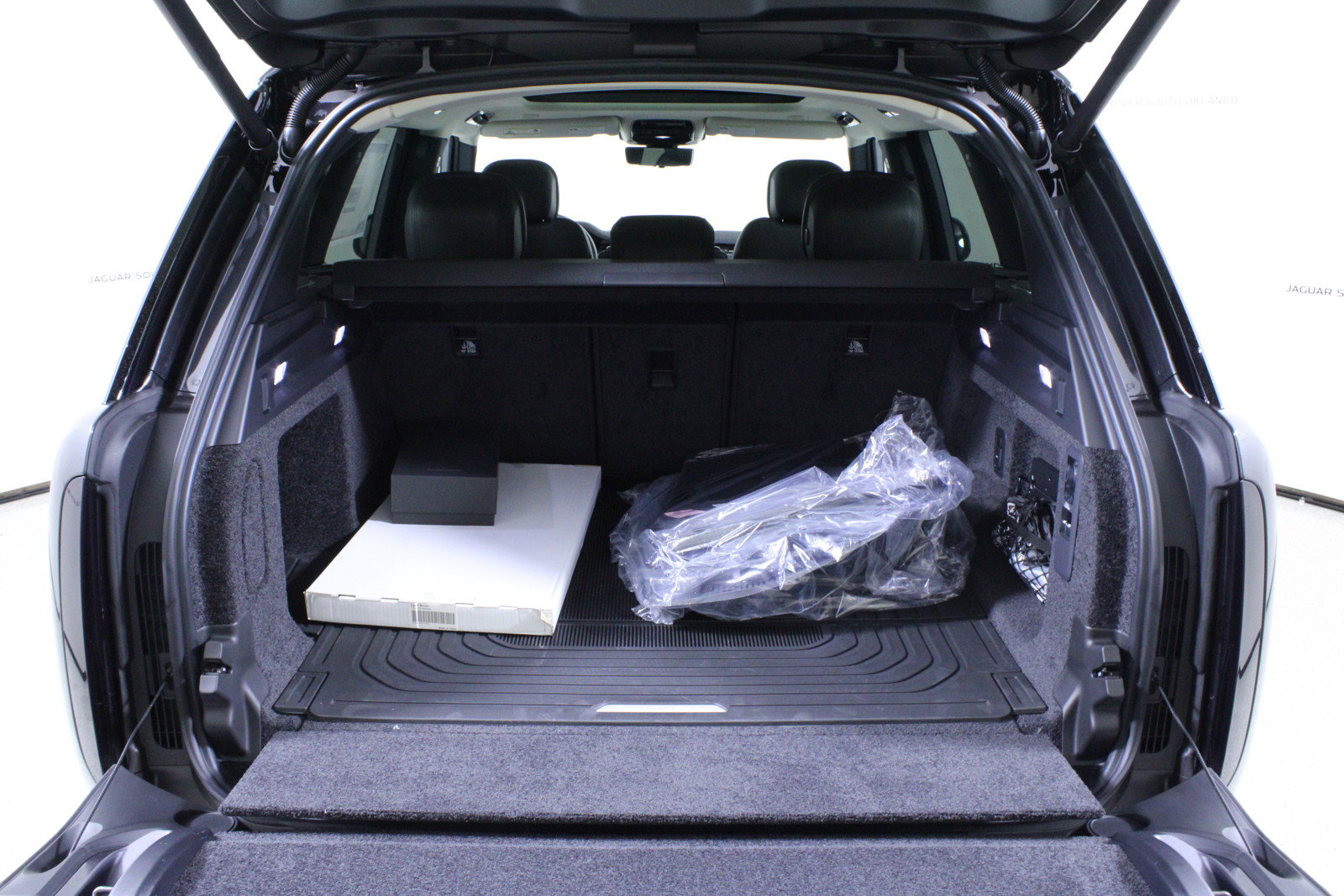 New 2025 Land Rover Range Rover SE image 9