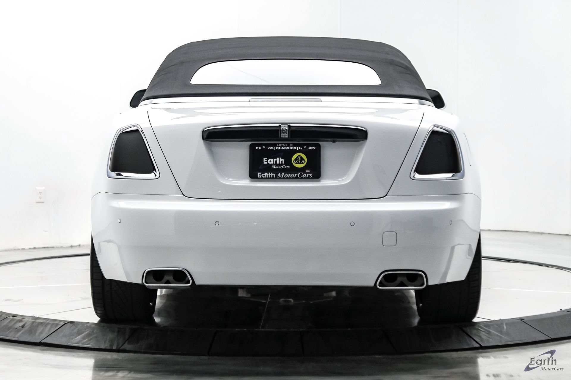 Used 2017 Rolls-Royce Dawn RWD image 17