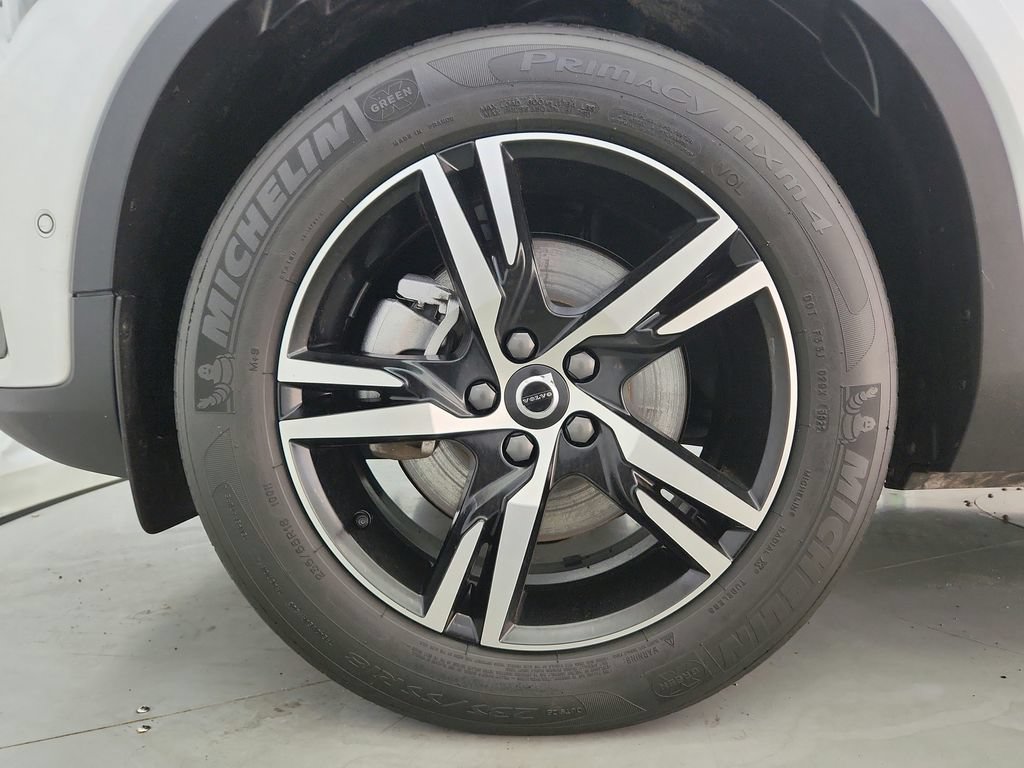 Used 2023 Volvo XC40 B5 Plus AWD/4WD image 36